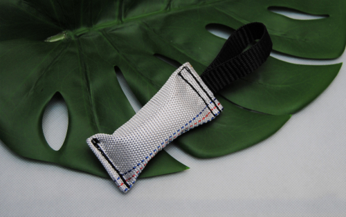 Beißwurst mit Squeaker, Feuerwehrschlauch 10 x 3,5 cm, 1 Schlaufe